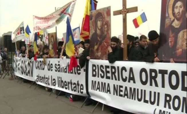 Sute de preoţi şi călugări au participat la un miting împotriva introducerii cardului de sănătate